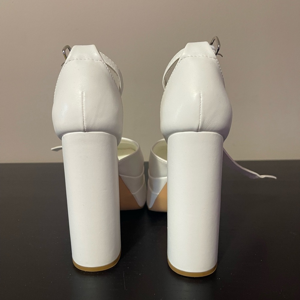 Big heels - Picture 4 of 5